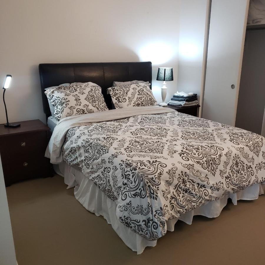 Lovely Guest Entire Apartment Minutes From Ottawa Airport Экстерьер фото